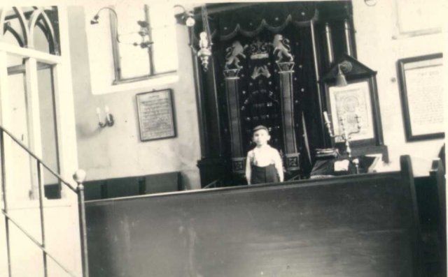 Kisfiú zsinagógában (Forrás: MZS)
